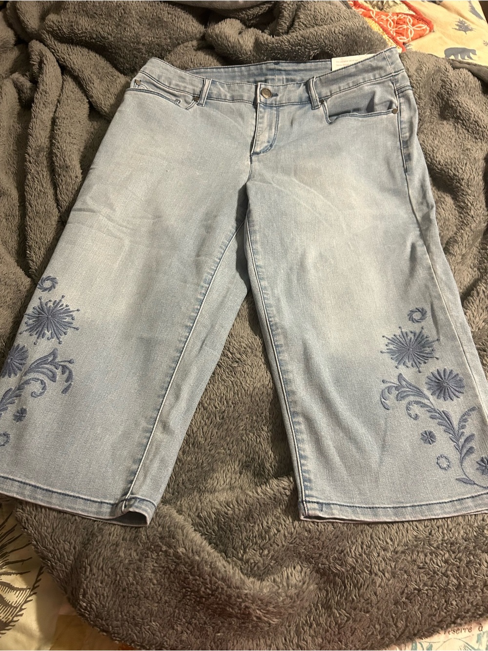 Christopher Banks Light Blue Denim Floral Embroidered Women’s Jeans Capris NWT
